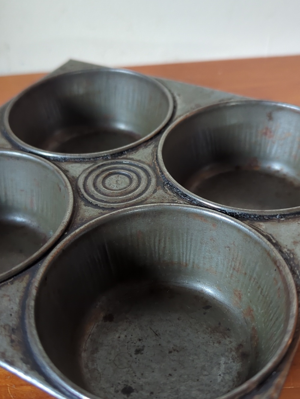 Antique Bull's-eye Metal Four Bisquit Tin Pan - Picture 4 of 4